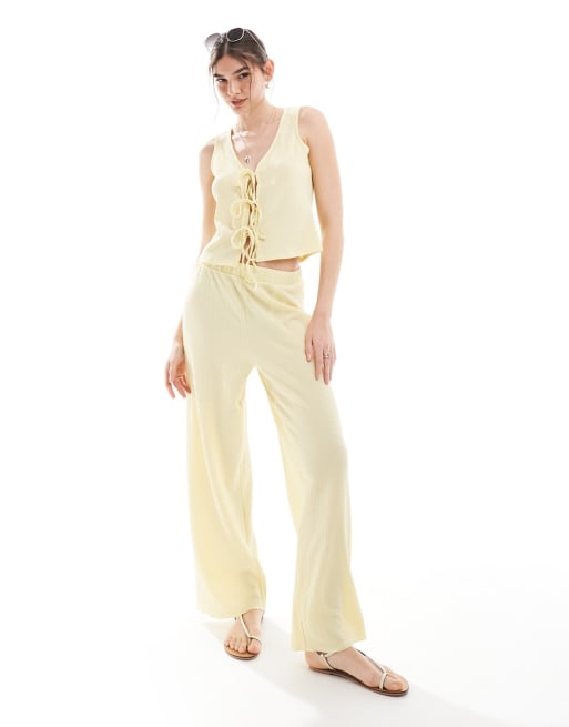 Vero Moda - Coordinato giallo limone pallido testurizzato con top allacciato sul davanti e pantaloni a fondo ampio