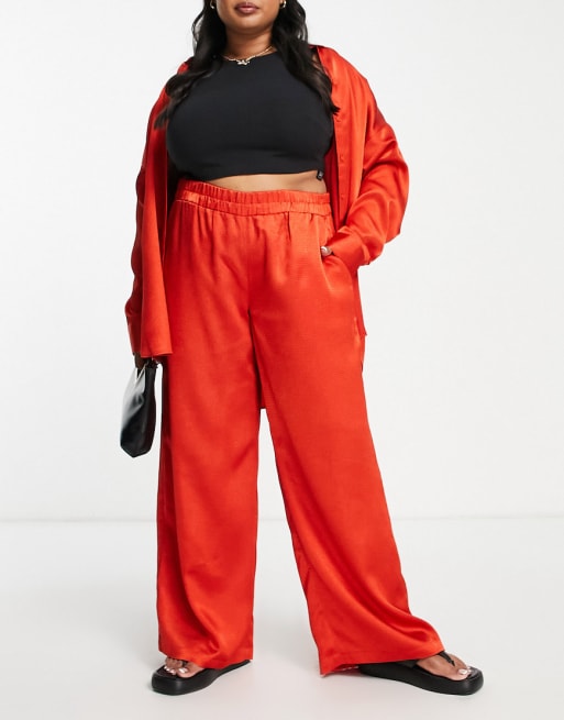Vero Moda Curve - Coordinato con camicia oversize in raso e pantaloni a fondo ampio colore rosso