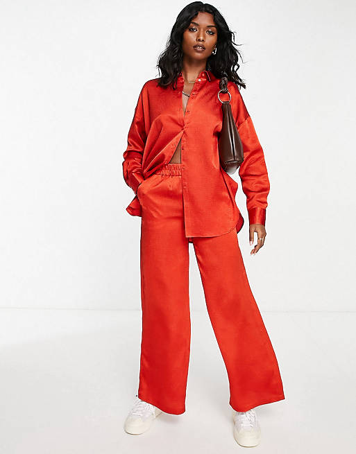 Vero Moda – Rött set i satin med skjorta i oversize och byxor med vida ben