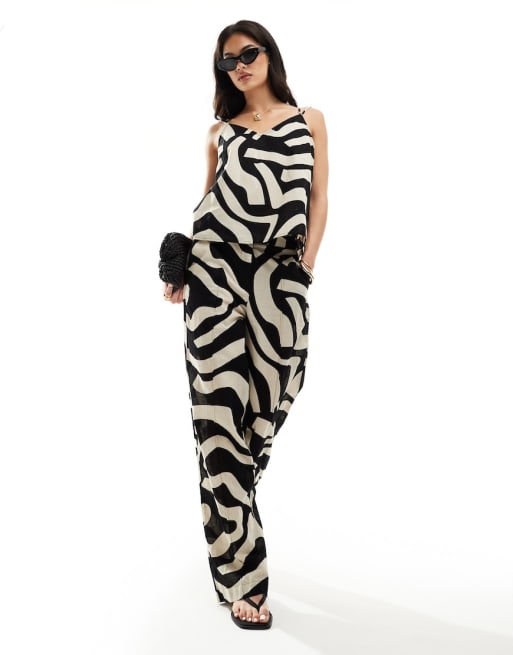 Vero Moda - Sort/hvidt sæt med cami-top med dobbeltstropper og bukser med abstrakt print i hørlook 