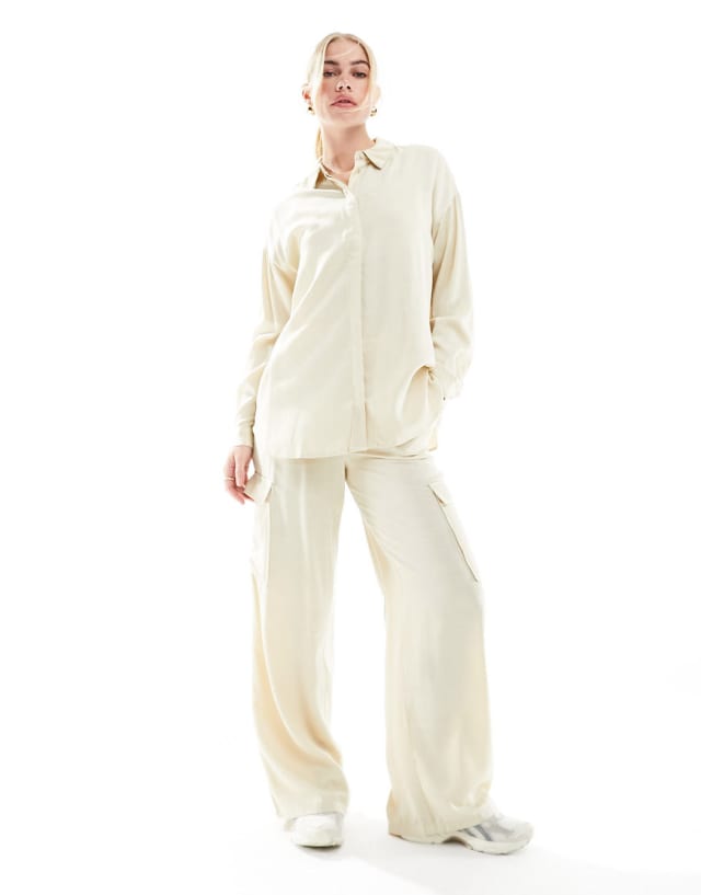 Vila - loose fit shirt and cargo trouser co-ord in beige sheen