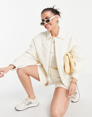 Waven - Lana - Co-ord set met gewatteerd jack en short in zandkleur