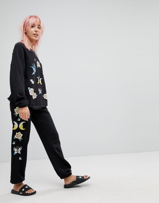 Wildfox – Sweatshirt  und Jogginghose im Set mit Vogel- und Rosenprint