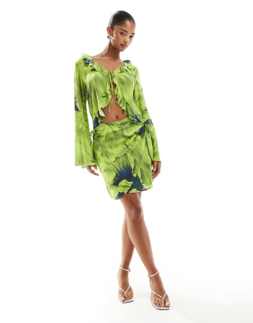 Y.A.S – Bluse mit Rüschen und Bindedetail vorne und Mini-Wickelrock mit Print in Limettengrün