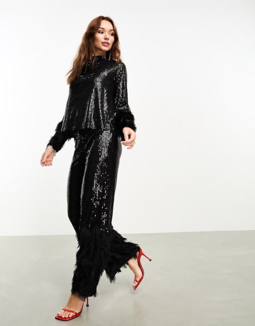 Y.A.S – Set in Schwarz mit hochgeschlossener Bluse und Hose mit Struktur und flauschigen Abschlüssen