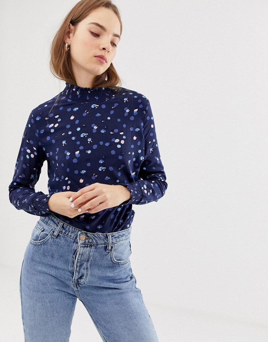 b.Young star print blouse
