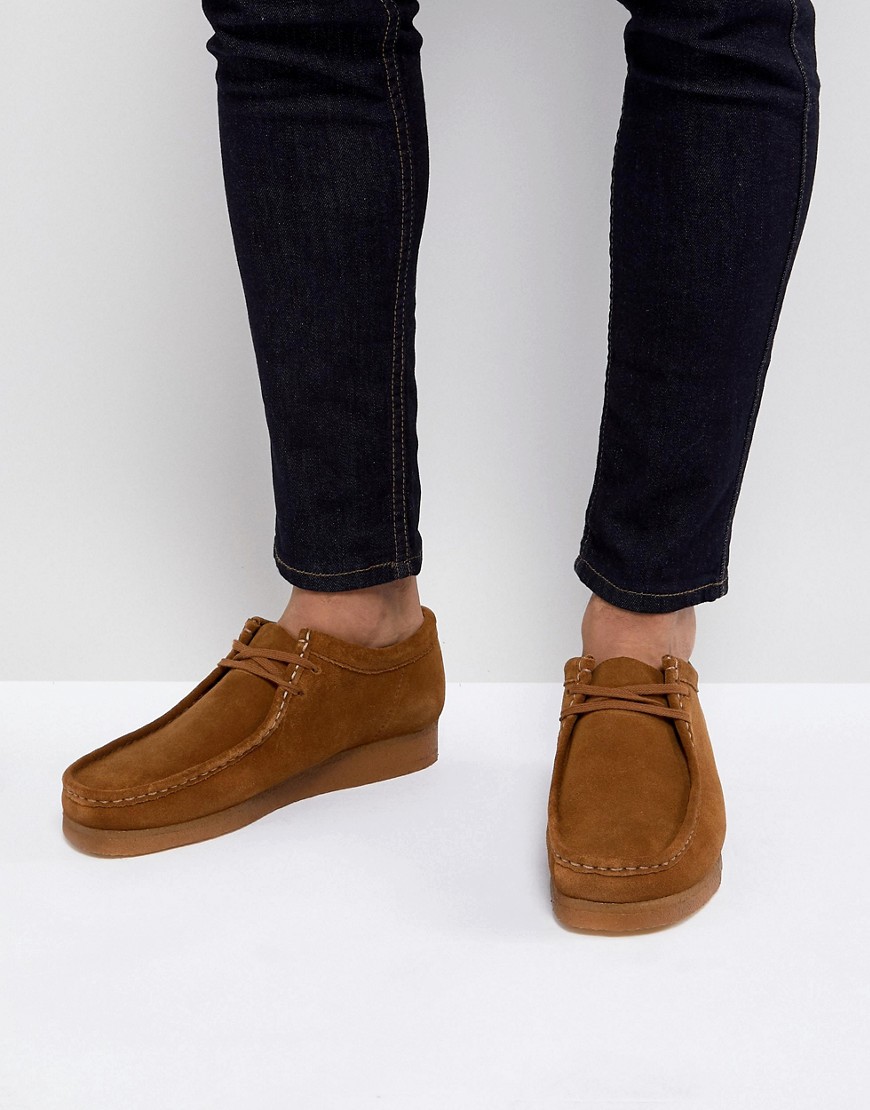 Clarks Originals Wallabee Lace Up Shoes In Cola Suede - Tan