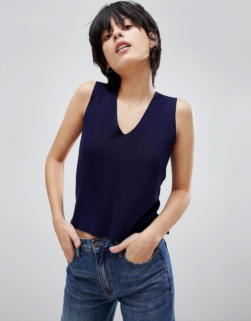 Paisie Knitted V-Neck Crop Top with Dip Hem - Navy