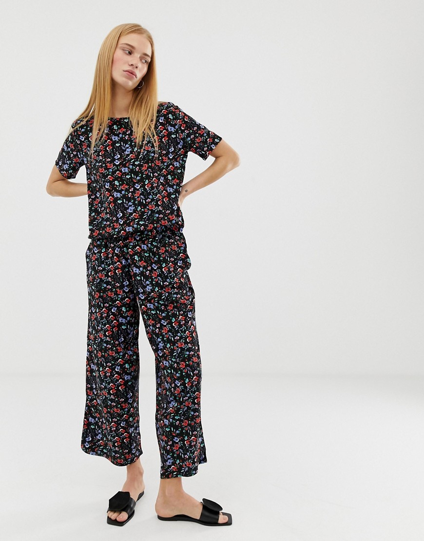 b.Young floral cropped trousers