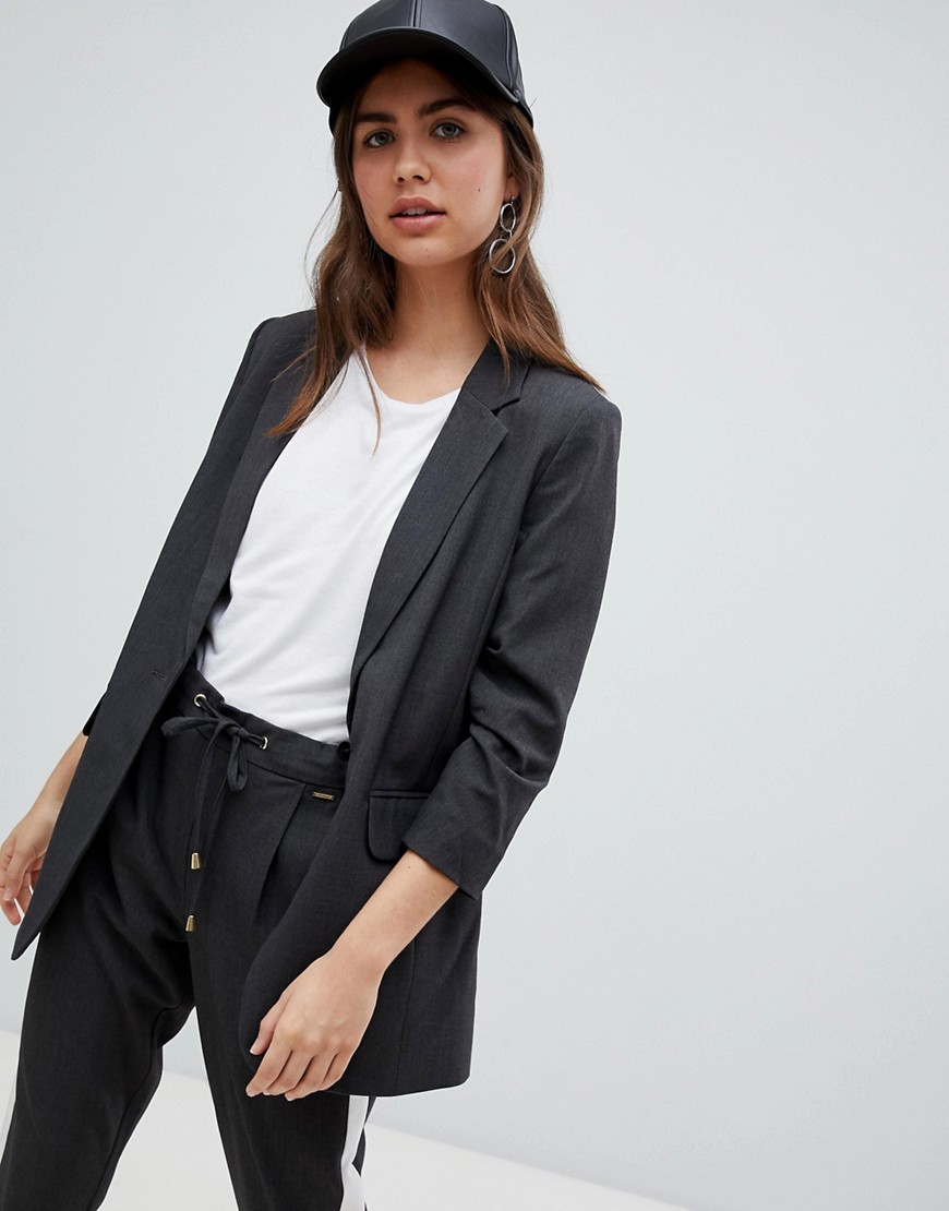 b.Young suit jacket with ruched sleeves