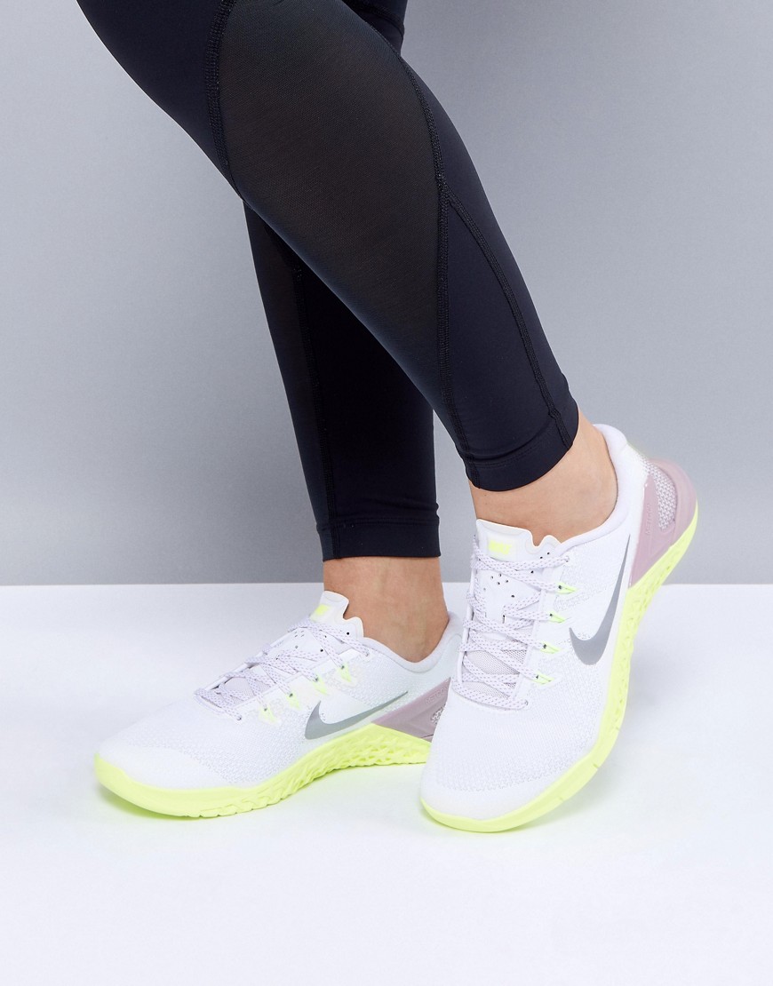 Nike Training Metcon 4 Trainers In White And Silver - White/mtlc silver-el