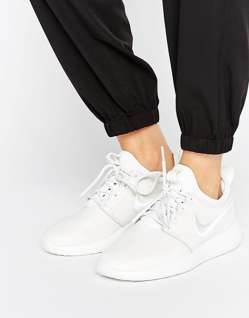 Nike Roshe 2 Premium Trainers In White With Embroidered Swoosh