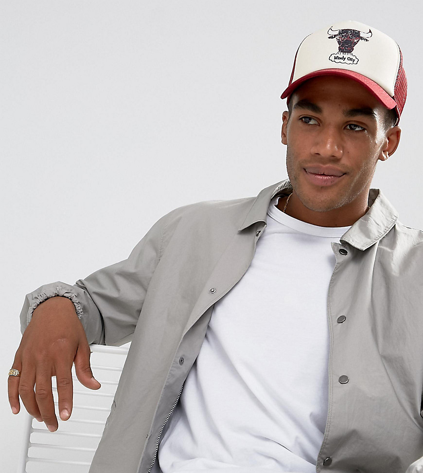 Mitchell & Ness Distressed Trucker Cap Chicago Bulls Exclusive to ASOS - Red