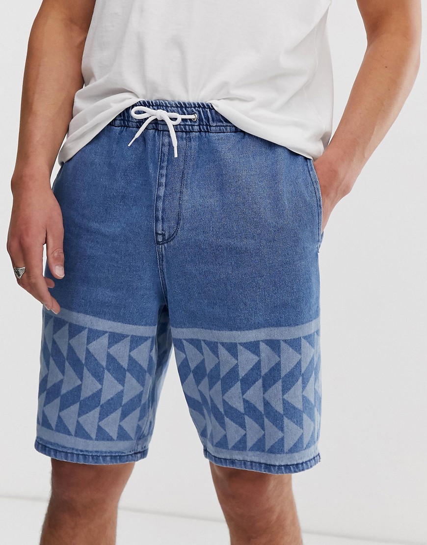 ASOS DESIGN relaxed fit denim shorts in mid wash blue with print - Blue