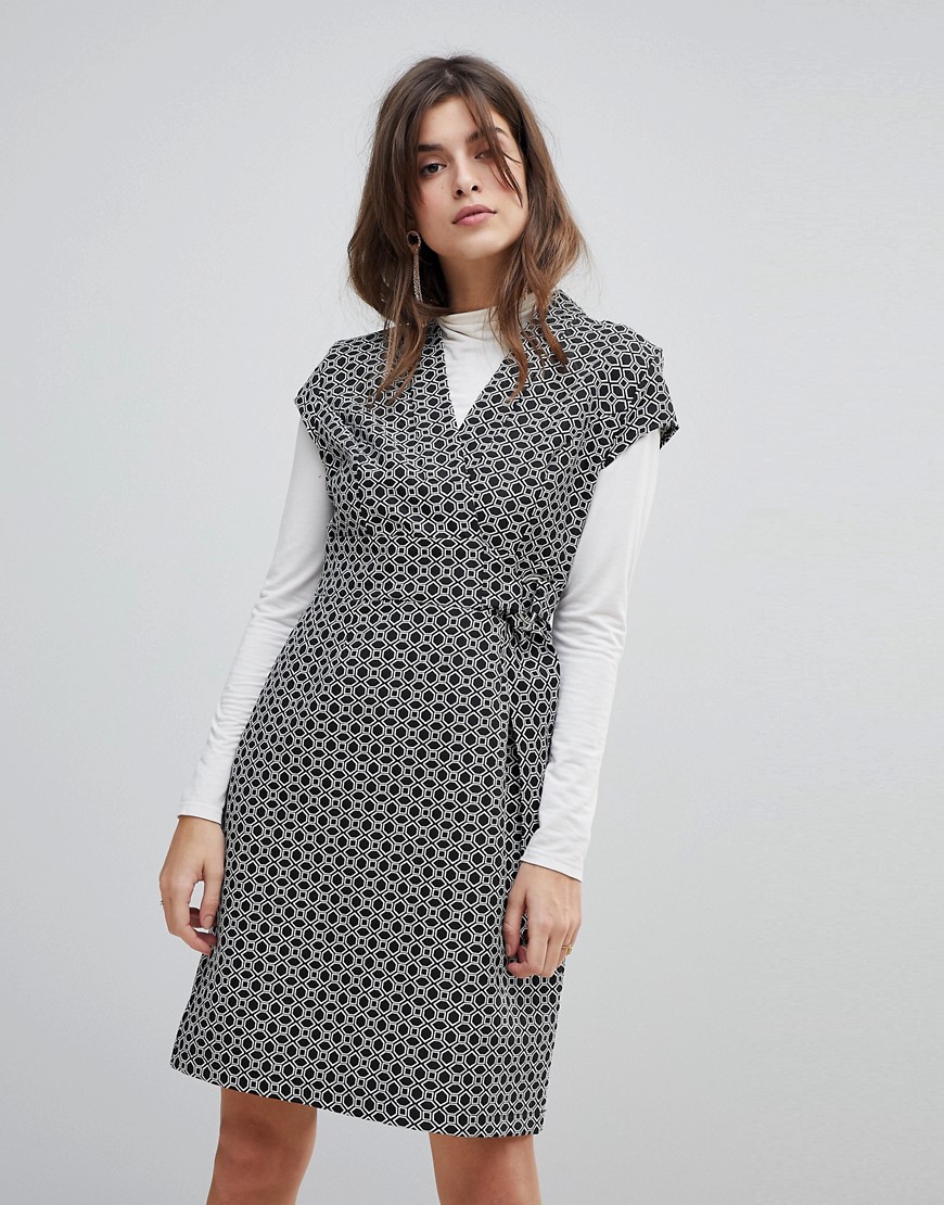 Liquorish Cap Sleeve Geo Print Textured Dress With D-Ring And Attached Belt - Black&white