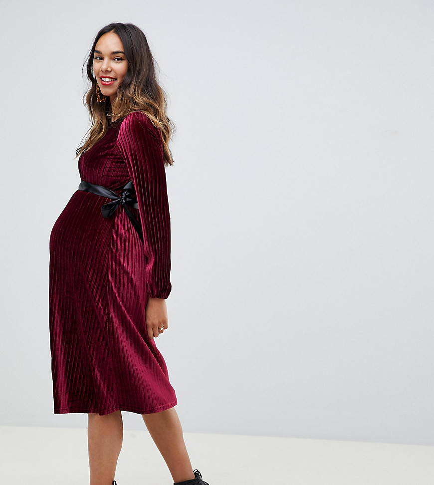 Mamalicious maternity velvet ribbed tie back midi dress in red - Red plum
