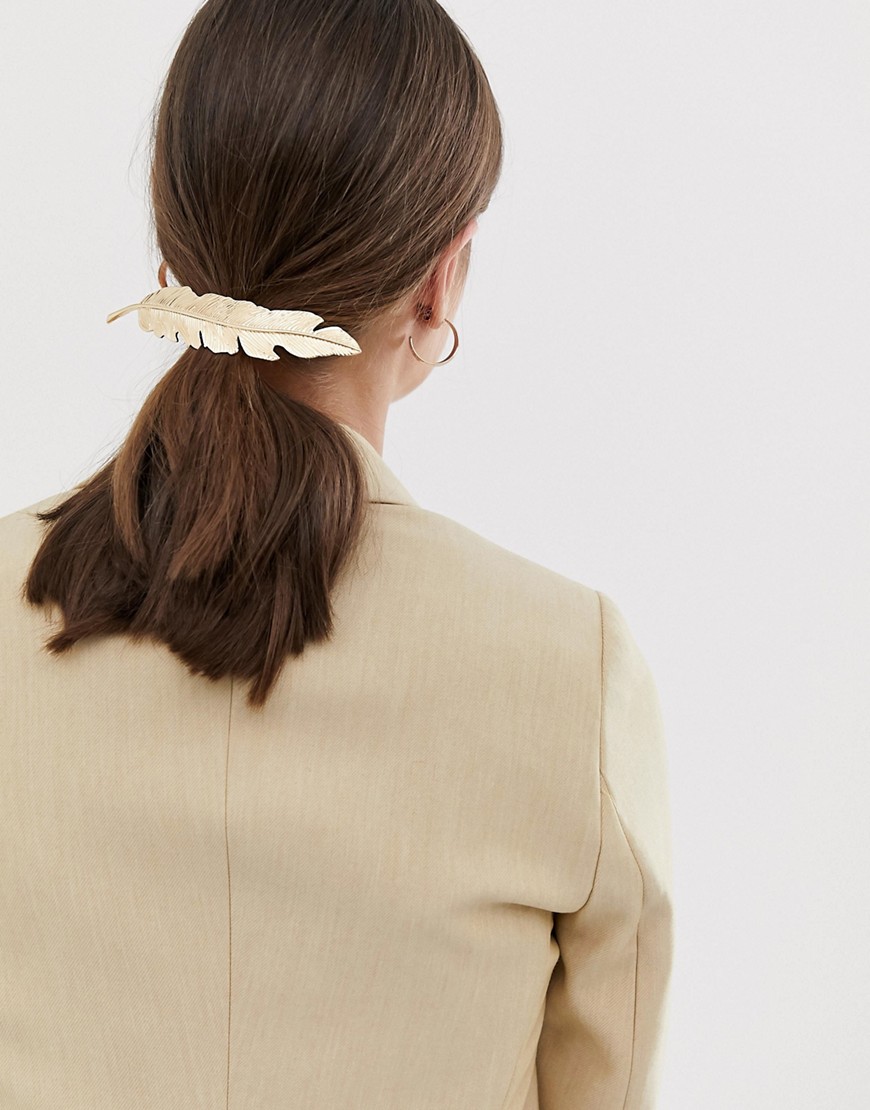 Asos Design Barrette Hair Clip In Oversized Feather Shape In Gold Tone - Gold