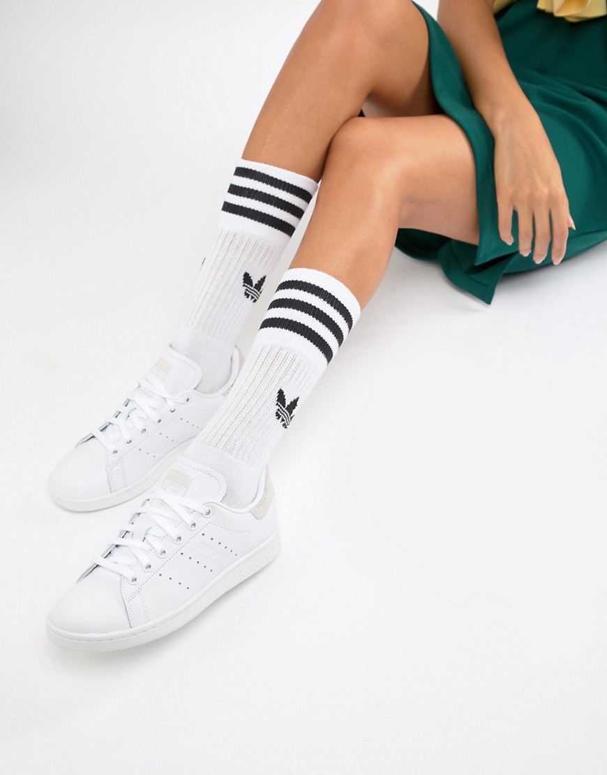adidas Originals Stan Smith Trainers In White and buff