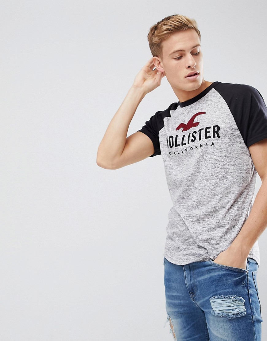 Серая бейсбольная футболка с рукавами реглан и логотипом Hollister 