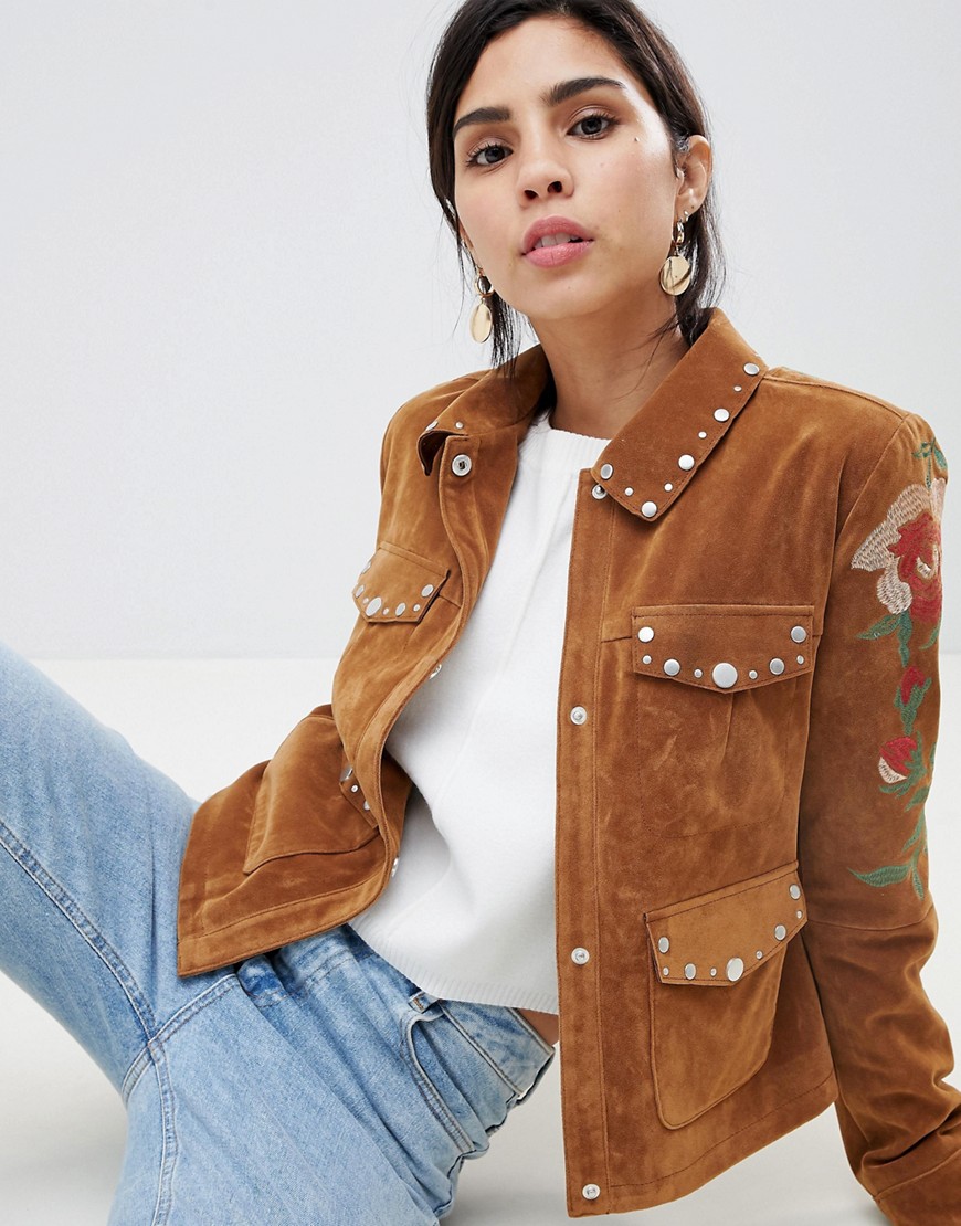 URBANCODE STUDDED TRUCKER JACKET WITH CONTRAST EMBROIDERY - TAN,BJ16615