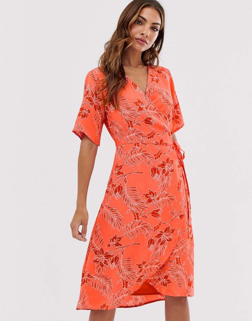 b.Young floral wrap dress
