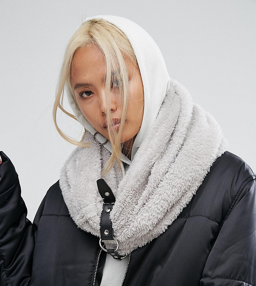 Shikumi Oversized Knitted Snood with Buckle Strap - Light grey