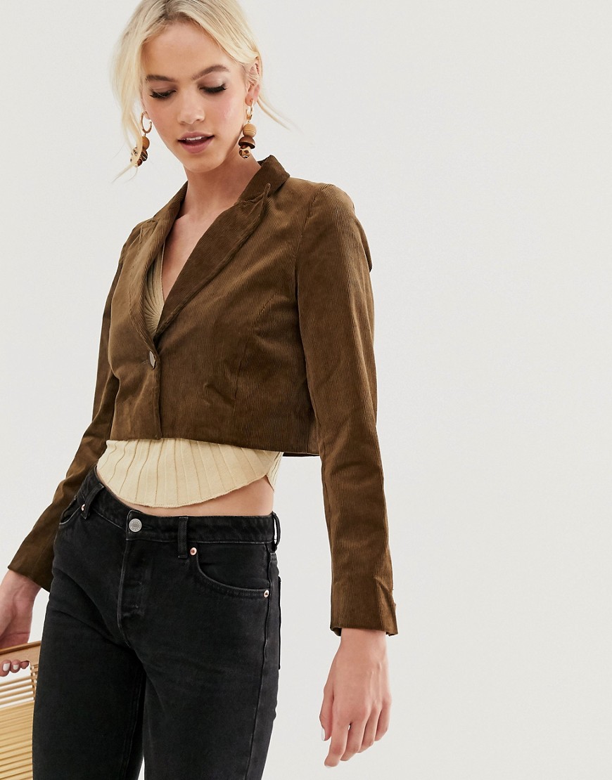 Closet cropped buttoned jacket