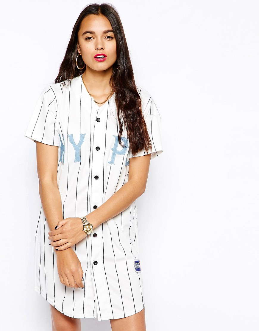 Hype | Hype - Geknöpftes T-Shirt-Kleid im Baseball-Stil ...