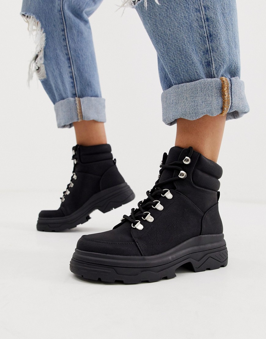 New Look chunky lace up flat boots in black - Black