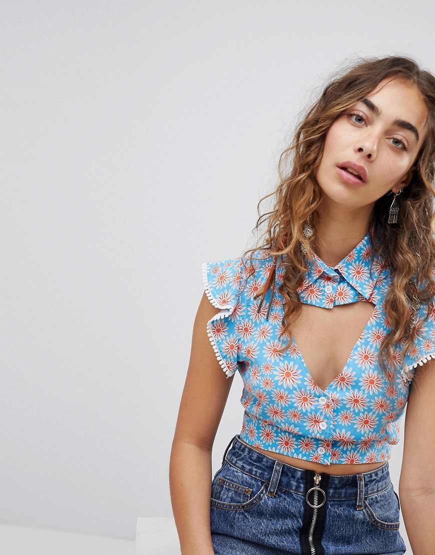 Kiss The Sky Short Sleeve Shirt With Cut Out In Daisy Floral