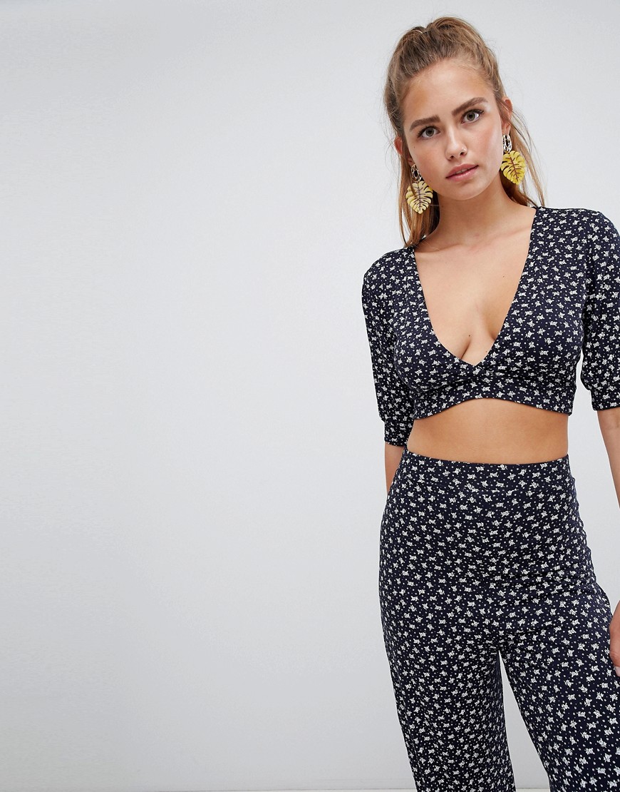 PrettyLittleThing Ditsy Floral Print Plunge Crop Top - Navy