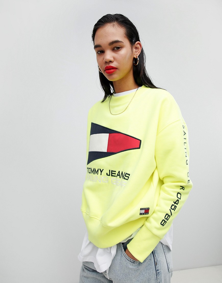 TOMMY JEANS TOMMY JEAN 90S CAPSULE 5.0 SAILING FLAG LOGO SWEATSHIRT - YELLOW,DW0DW04965010