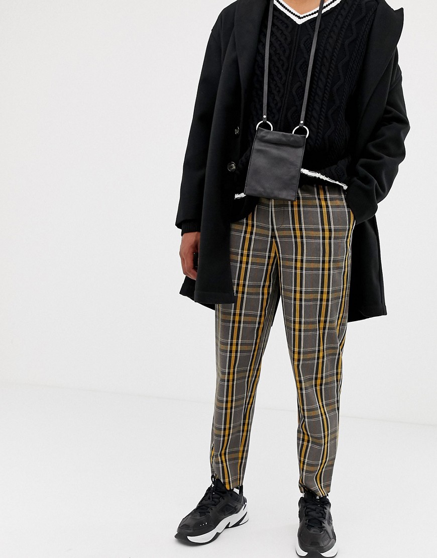 COLLUSION skater fit smart trousers in check - Yellow