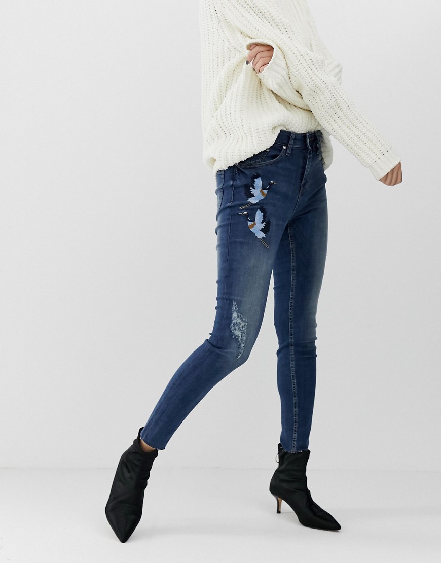 b.Young mom jeans with wearing