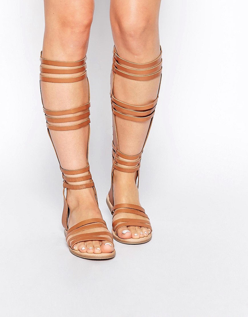 Imagen 1 de Sandalias estilo gladiador por la rodilla con acabado en cuero FENTIMAN de ASOS