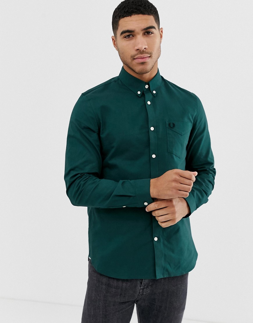 Озон рубашки мужские с длинным. Рубашка темно-зеленая Fred Perry. OZON Fred Perry зеленая. Зеленая рубашка мужская. Темно зеленая рубашка мужская.