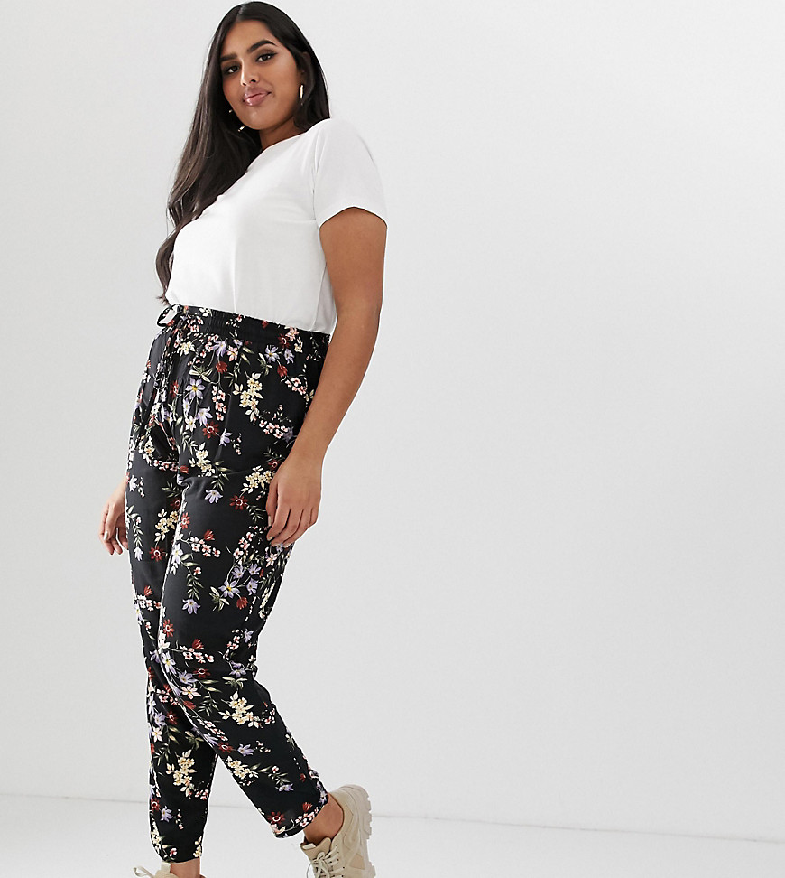 New Look Curve floral jogger in black pattern