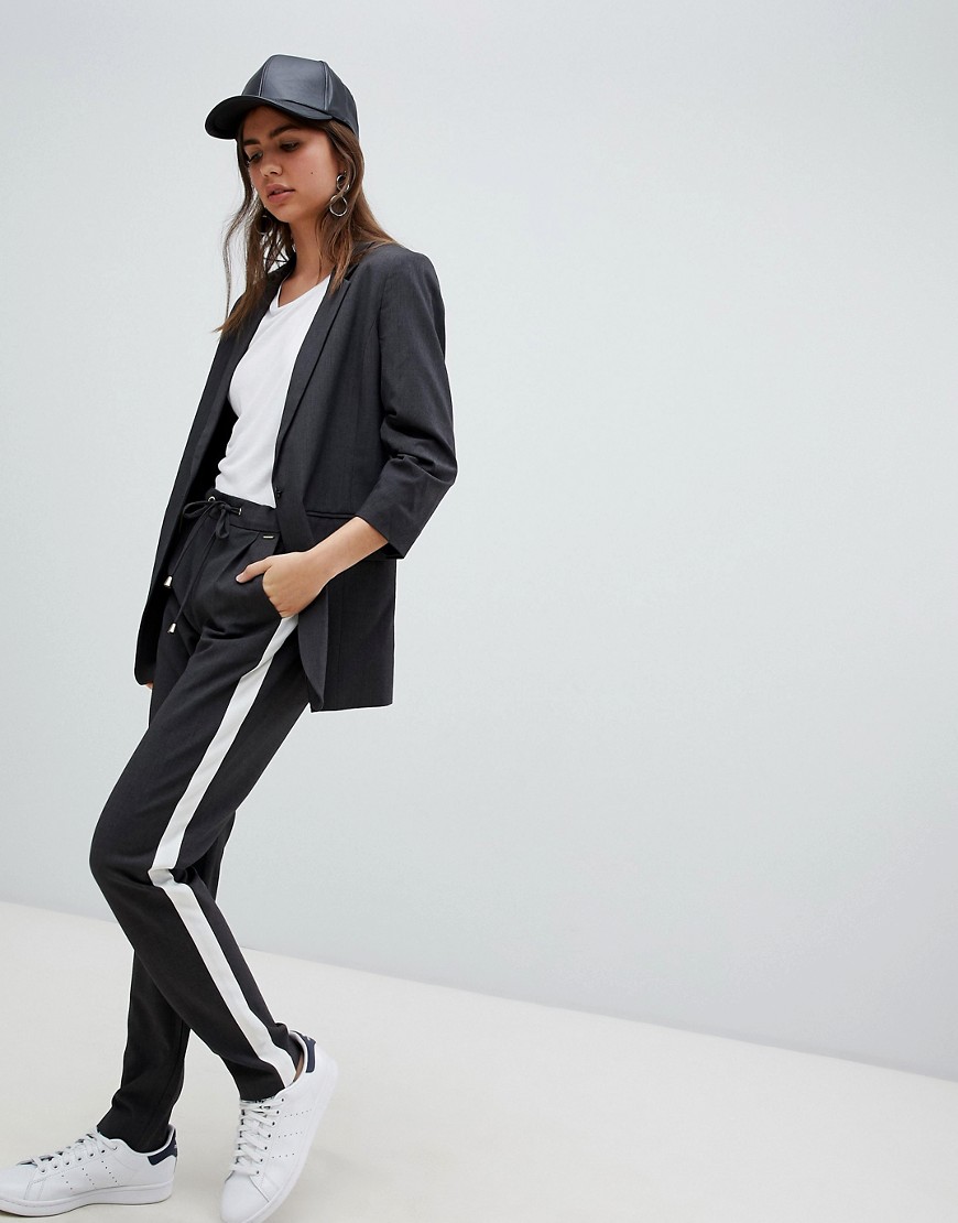b.Young trousers with sport stripe