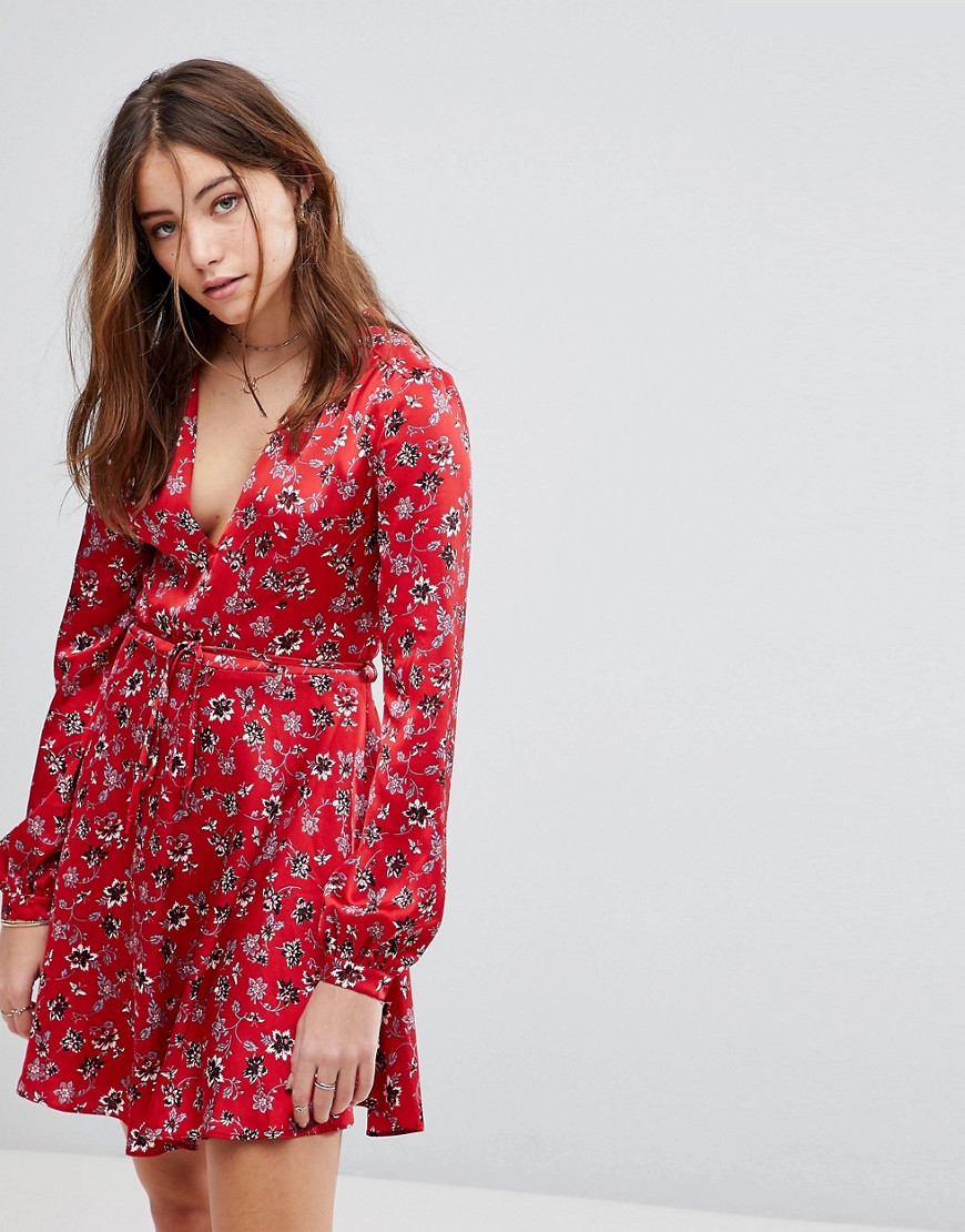 Платье с запахом и винтажным цветочным принтом Glamorous - Красный 