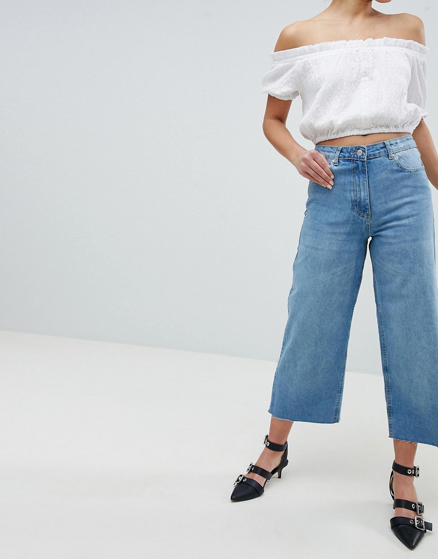 Как называются джинсы широкие от бедра. Джинсы wide Leg Brenda Mango. Широкие укороченый джинсы. Широкие укороченные джинсы. Широкие укороченные джинсы женские.