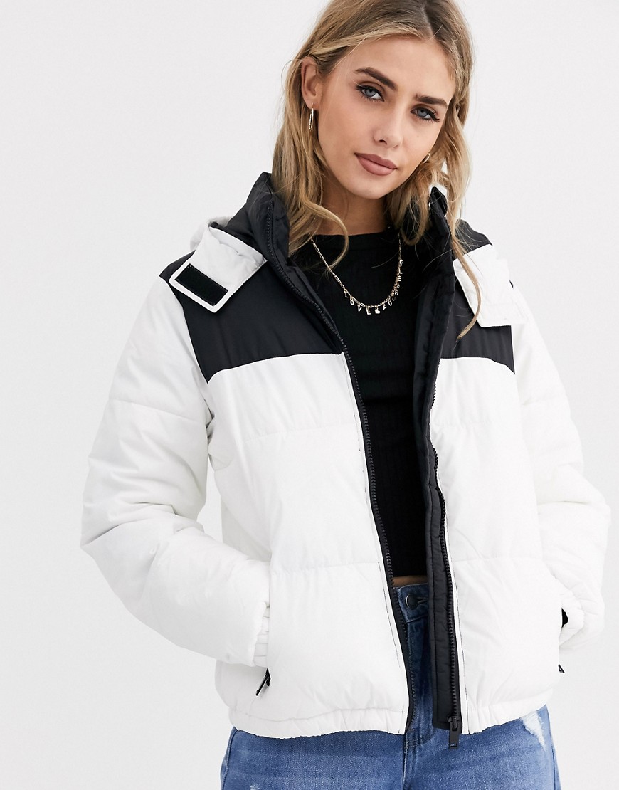 New Look colourblock puffer in white pattern