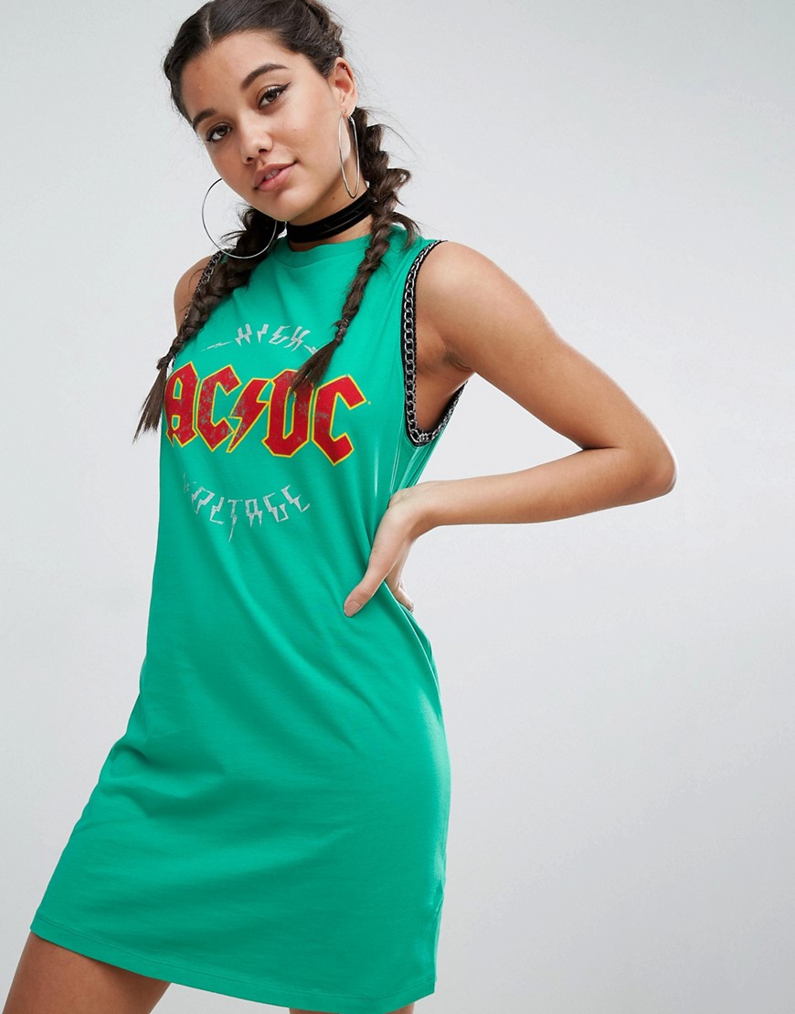 Платье-футболка мини без рукавов с принтом ACDC и цепочкой ASOS 