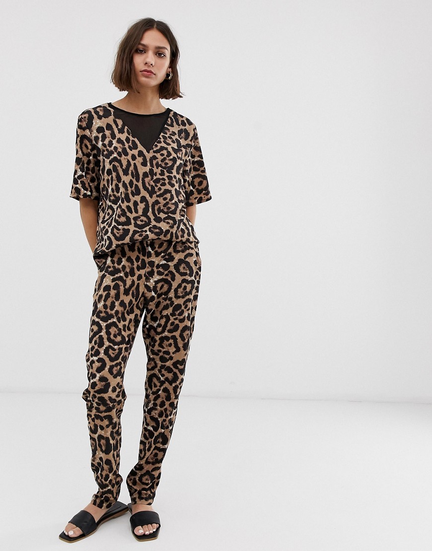 b.Young leopard print jumpsuit