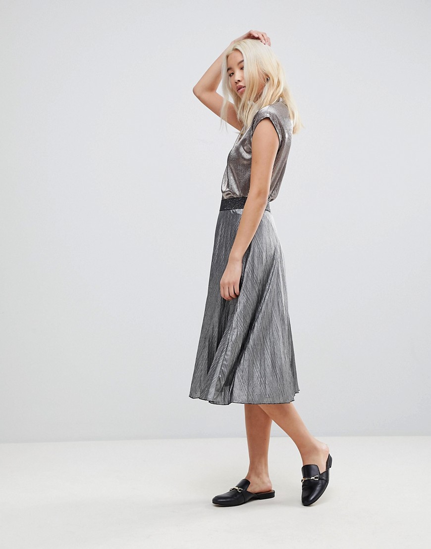 b.Young Silver Pleated Skirt