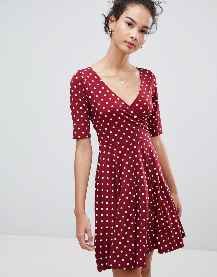 Короткое приталенное платье в горошек с запахом Gilli - Красный 