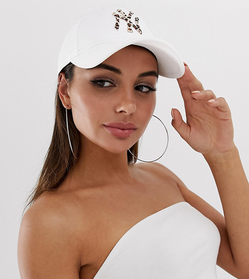 New Era Exclusive white 9Forty with leopard print NY