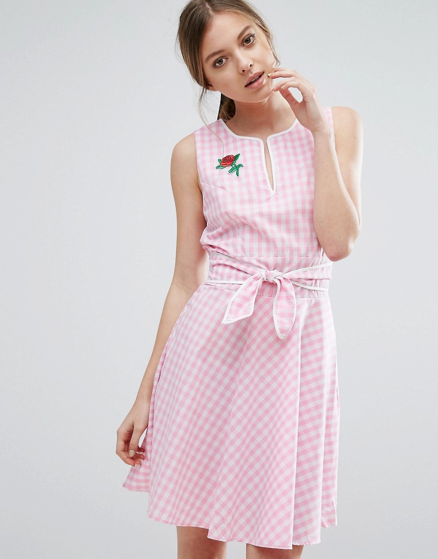 Короткое приталенное платье в клеточку с поясом и розой Trollied Dolly 