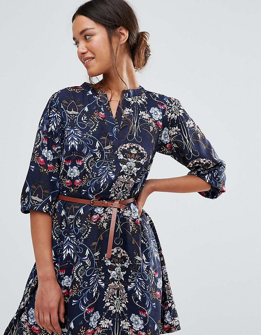Платье с поясом и цветочным принтом Yumi Petite - Темно-синий 