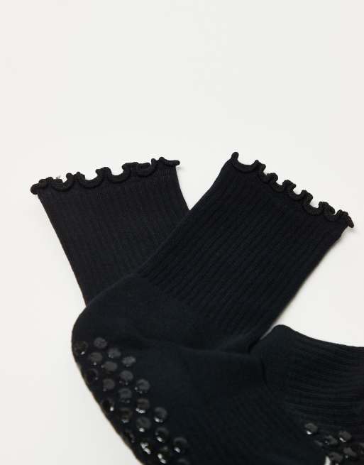 4505 2 pack non slip grip lettuce edge Pilates crew socks in black, 3 of 3