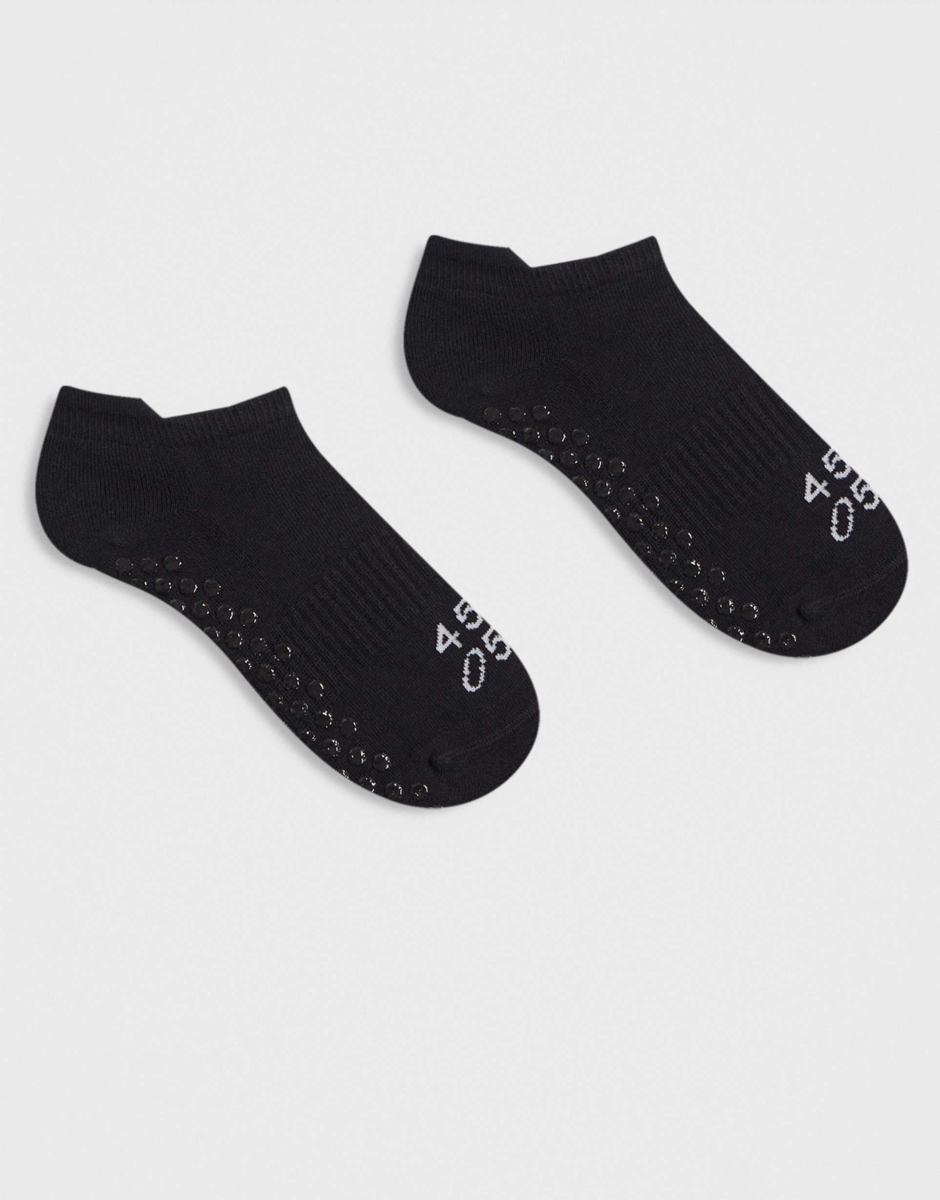 4505 2 pack pilates grip ankle socks in black